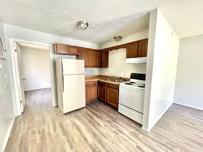 Building Photo - Renovated 1 Bedroom / 1 Bathroom in Madison! Pet friendly! A block from everything you need!