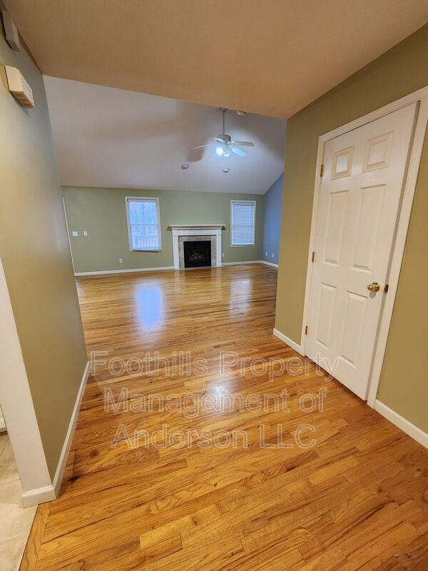 Building Photo - 102 Circle Dr