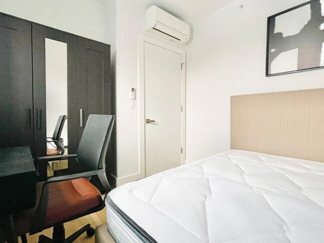 Building Photo - Furnished room/NOT APARTMENT