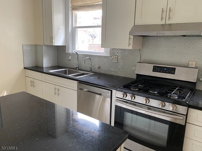 Building Photo - 393 Lafayette St, Newark NJ 07105
