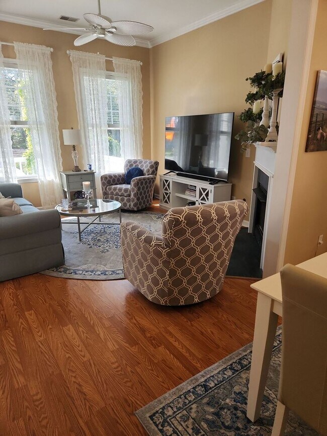 Building Photo - Single Family Home in White Gables