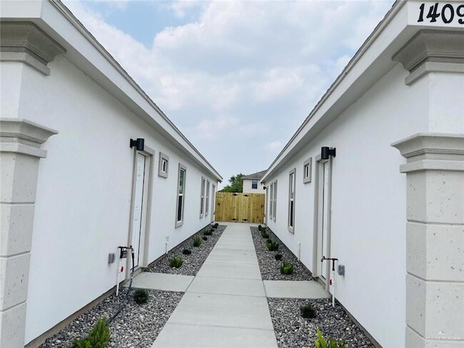 Building Photo - 1513 Shavano Dr