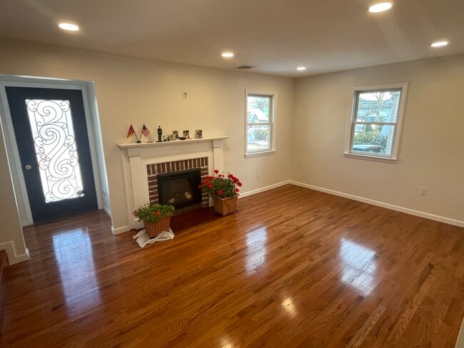 Living Room/Fireplace - 576 John St