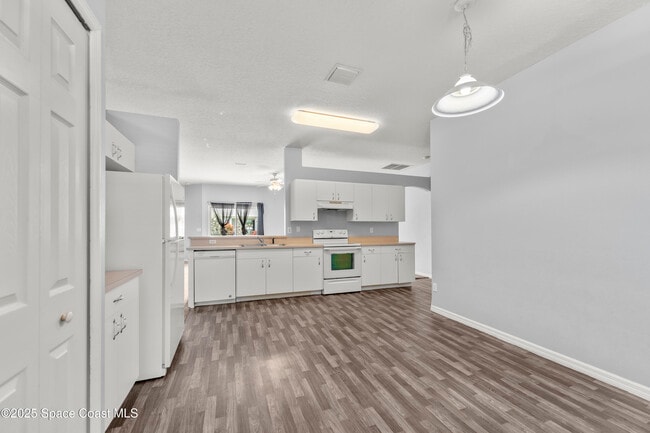 Foto del edificio - 410 Eldron Blvd SE