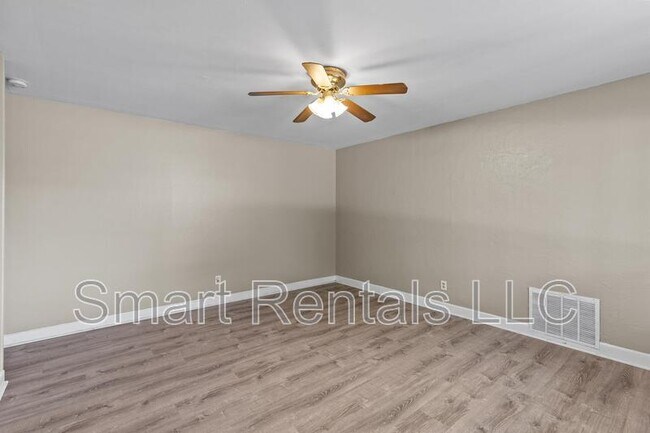 Foto del edificio - 1395 Bluebird Dr
