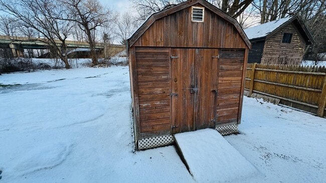 Building Photo - 5 Charles St