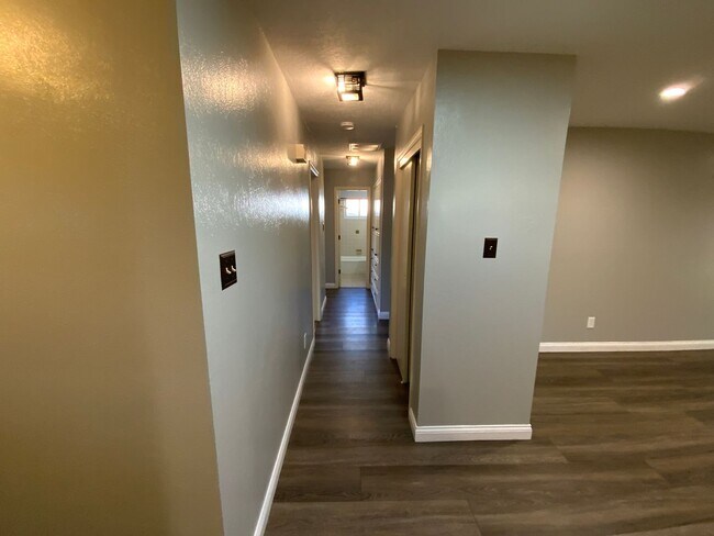 Foto del edificio - 3 Bedroom Single Story Home Available Near Louisiana Blvd NE & Candelaria Rd NE!