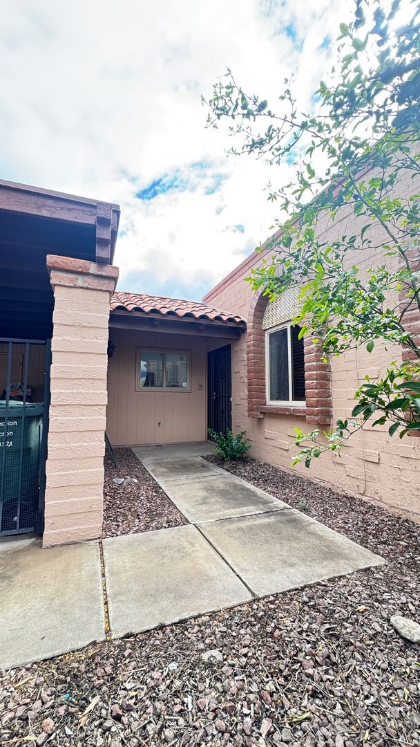 Foto del edificio - Central (Ft Lowell and Columbus) 3 bed, 2 bath condo, private front and back yards, carport a/c!