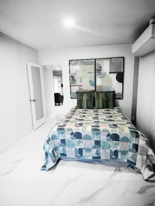 Building Photo - 315 E Stevens Rd