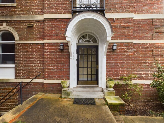 Building Photo - Perfect 2 Bedroom Condo in Byrd Park Avail...