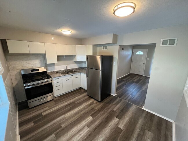Foto del edificio - Recently Renovated Three Bedroom Move In R...