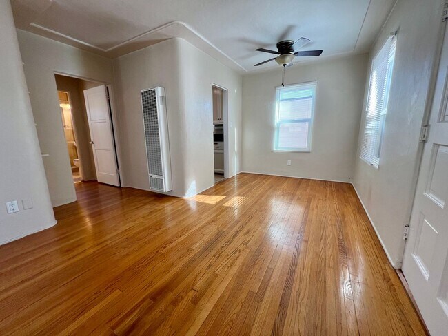 Building Photo - Cozy North Park Cottage with Enclosed Patio Exclusive Assigned Garage! Air Conditioning! In Unit ...