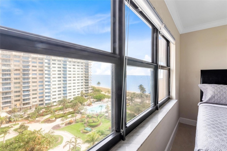 Primary Photo - 5000 N Ocean Blvd