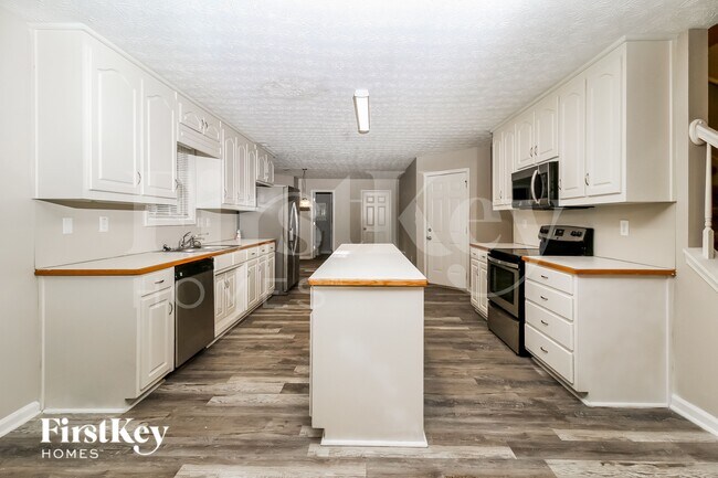 Building Photo - 230 Trelawney Dr