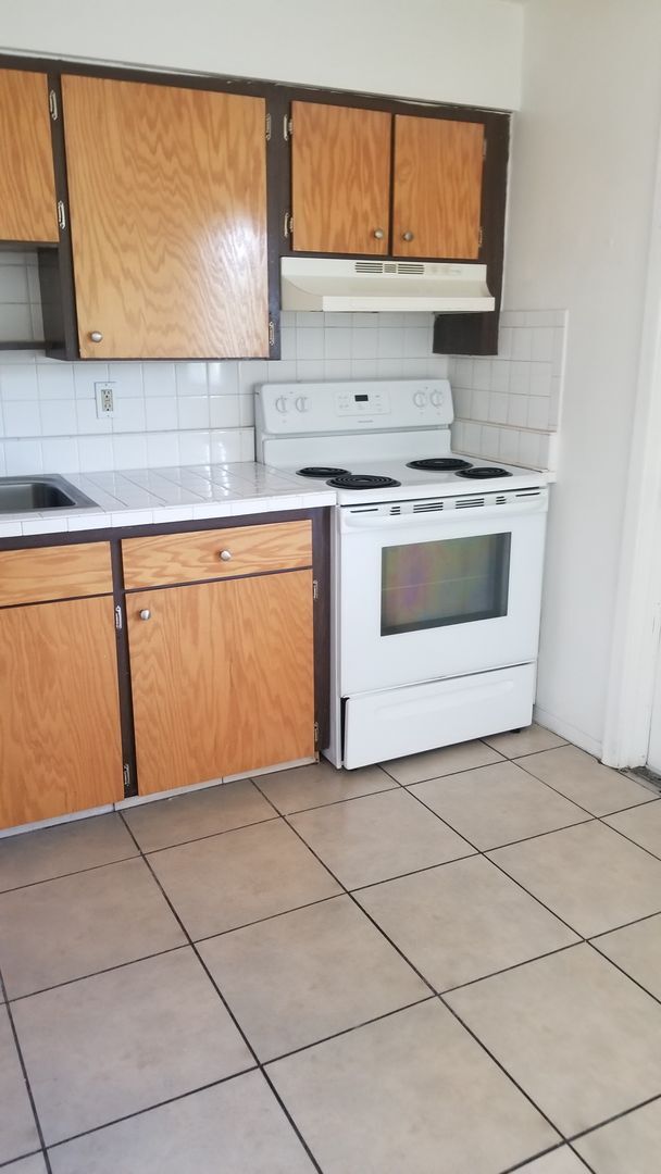 Foto del edificio - RENT REDUCTION!! 2 bed 1 bath Apartment Water and Pest Control Included