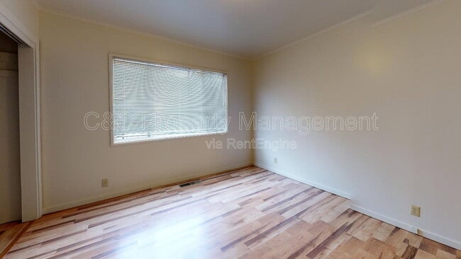 Foto del edificio - 281 Pine Ave