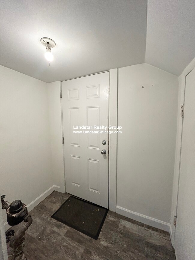 Building Photo - 1160 N La Salle Dr