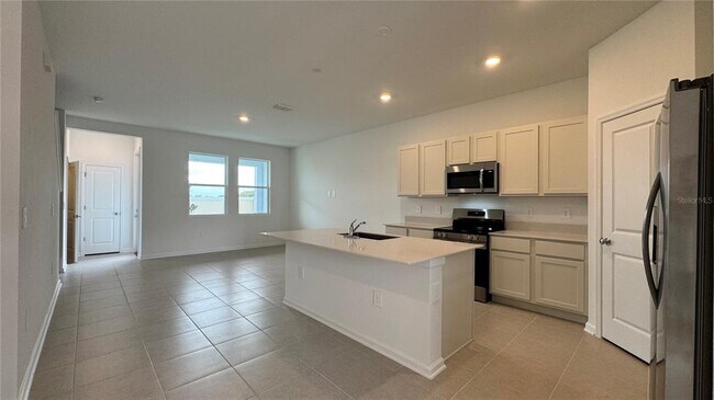 Building Photo - 325 Sol Vis Dr