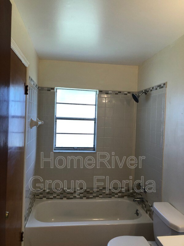 Foto del edificio - 2163 SE Lennard Rd