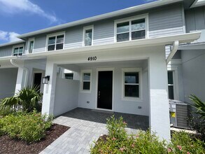 Building Photo - 4910 Longwood Lake Sq