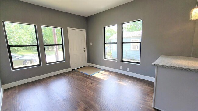Building Photo - 2527 Sumpter St
