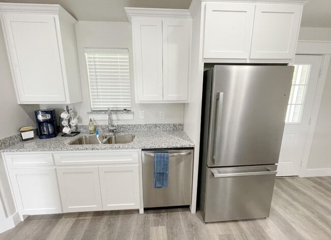 Building Photo - Open floor plan/Paved street/Quiet neighborhood