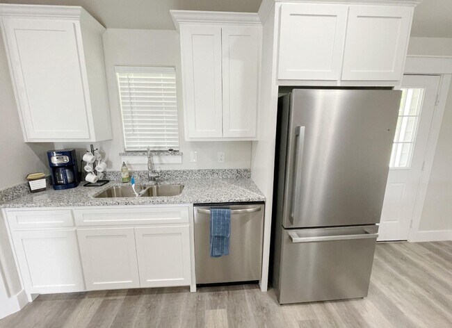 Foto del edificio - Open floor plan/Paved street/Quiet neighborhood