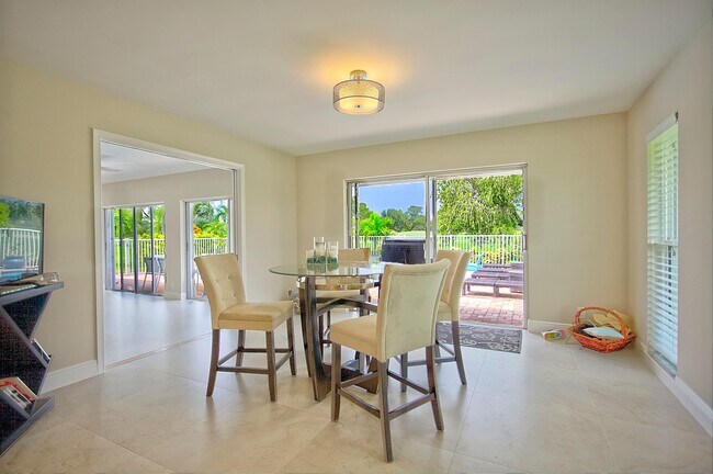 Building Photo - 455 S Country Club Dr