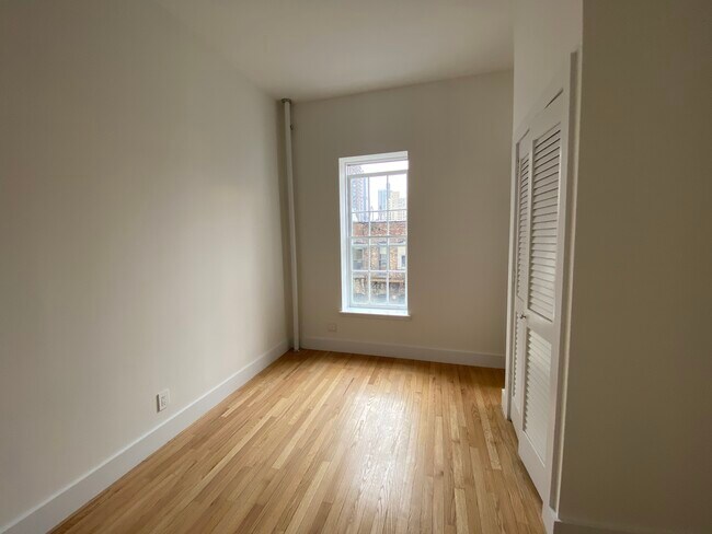 Foto del edificio - 319 E 91st St