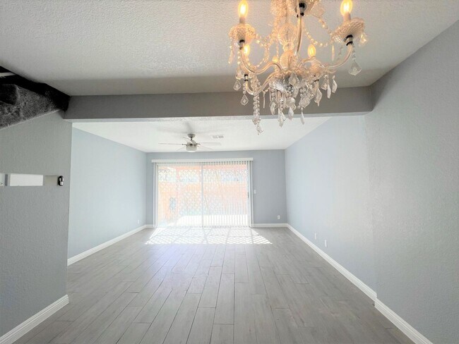 Building Photo - CUTE 2 STORY CONDO!