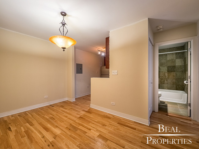 Building Photo - 625 W Wrightwood Ave