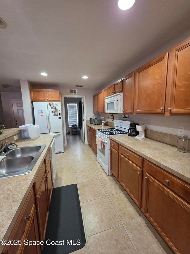 Building Photo - 1585 Par Ct