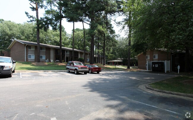Vista de frente - Plaza Apartments - NC