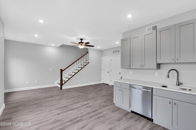 Foto del edificio - 245 Parker Ave