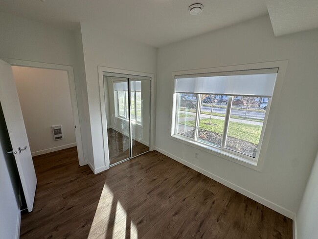 Building Photo - Modern 3-Bedroom Townhouse with Spacious L...