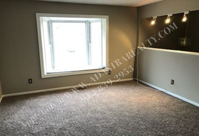 Building Photo - Nice 3 Bed 2 Bath Duplex in KCMO-Available...