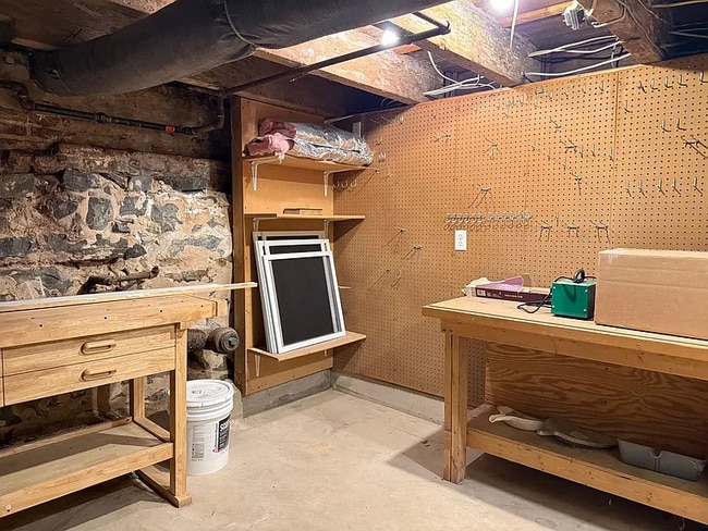 Building Photo - FULLY RENOVATED TOP TO BOTTOM!