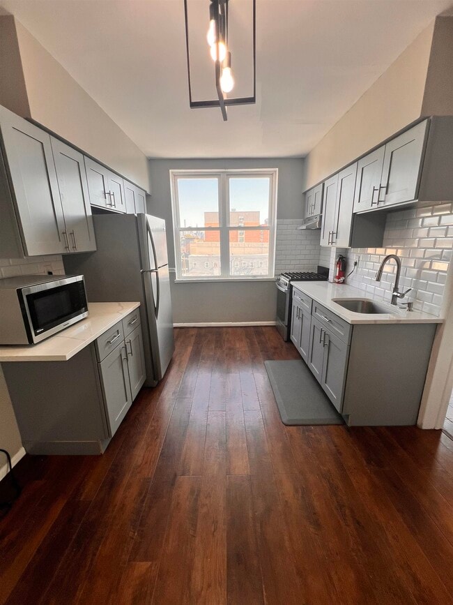 Building Photo - 217 44TH St