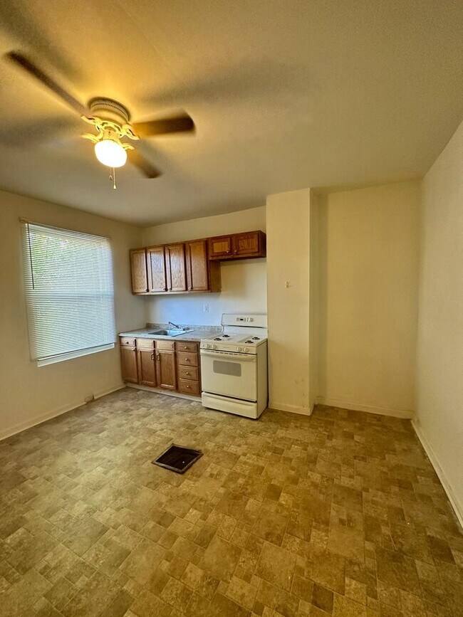 Building Photo - 904 N Payson St