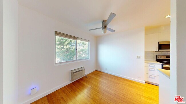 Foto del edificio - 525 N Sycamore Ave