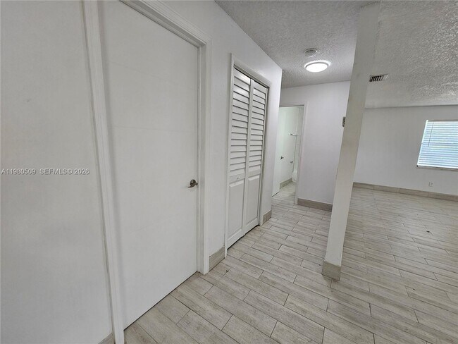 Foto del edificio - 4621 SW 33rd Ave