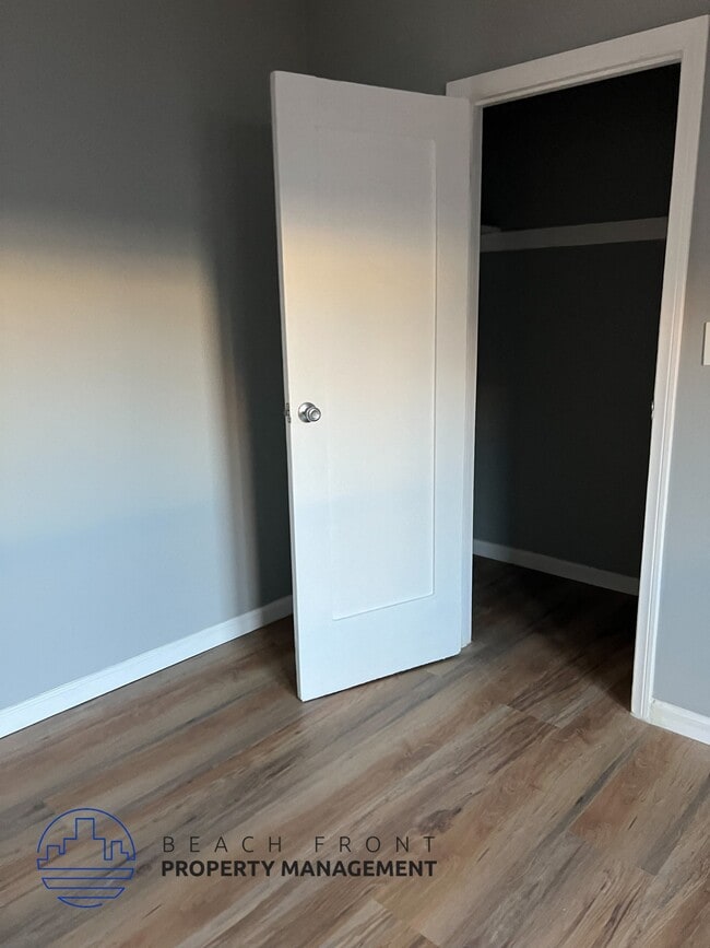 Building Photo - 601 N Rossmore Ave.