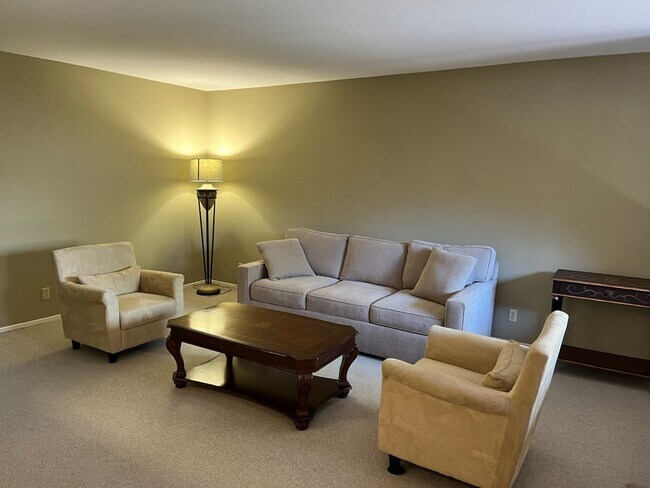 Foto del edificio - Available Now is a Beautiful Condo Located...