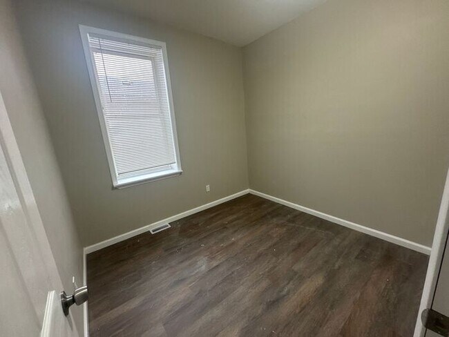 Foto del edificio - 2 bed/1 Bath Apartment