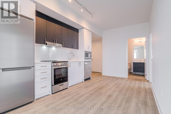 Building Photo - 5105 Hurontario St