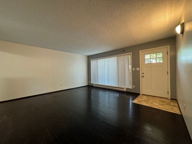 Building Photo - Reed Neighborhood Gem~ Great Natural Light~ Fenced Front Patio~ Onsite Laundry~ Off Street parkin...