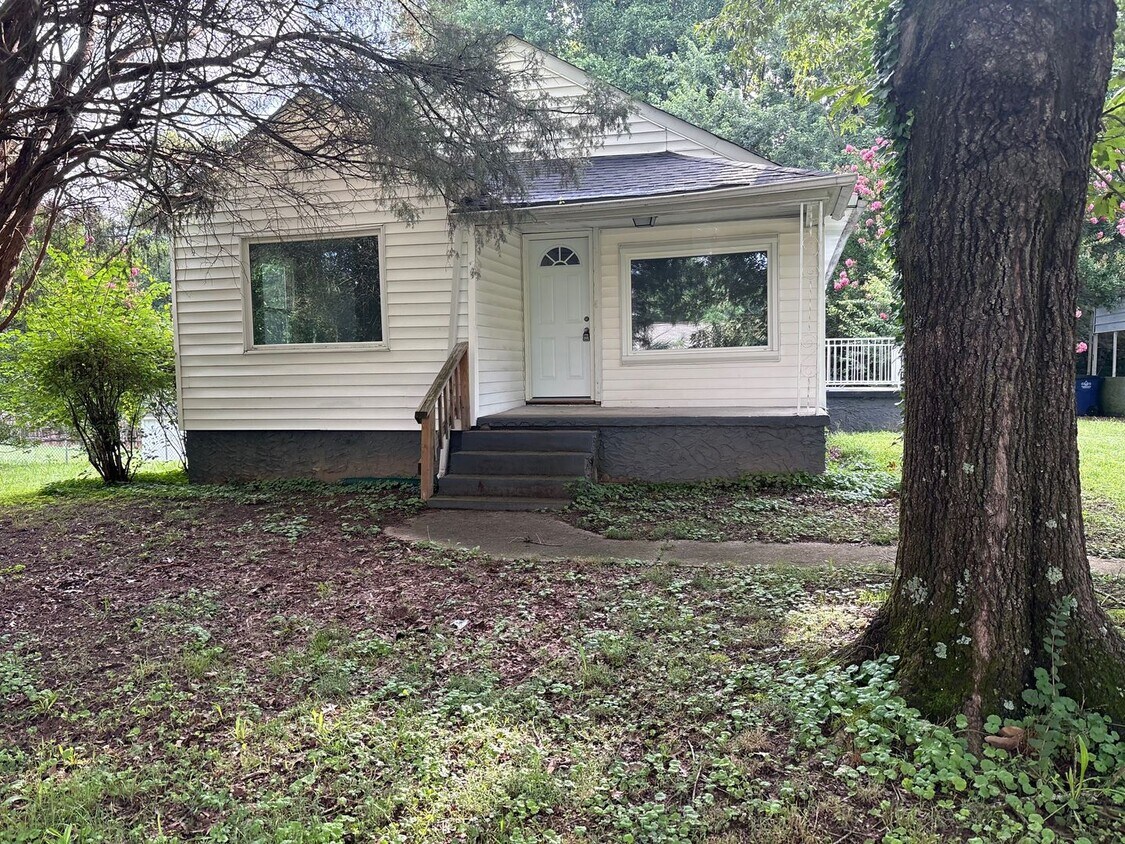 Foto principal - 2 Bedroom 1 Bath Home in Winston-Salem