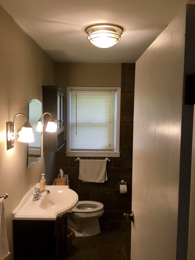 Foto del edificio - AVAILABLE NOW. 3 Bd 1 Bath over 1,400 sq f...