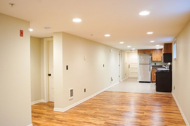 Foto del edificio - Beautifully Updated 2-Bed w/Condo Grade Fi...