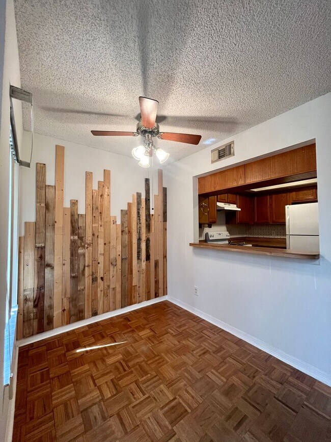 Building Photo - Newly Listed 2 Bed / 2.5 Bath Townhouse wi...